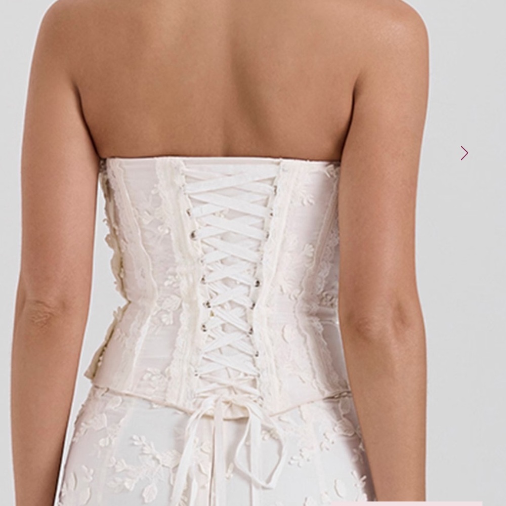 ❌SOLD❌ House of CB Dakota Vintage Ivory Embroidered Strapless Corset - Picture 4 of 13